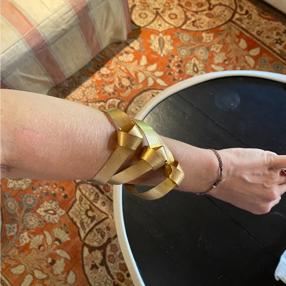 Gorgeous hammered gold cuff - Picture 6 of 11